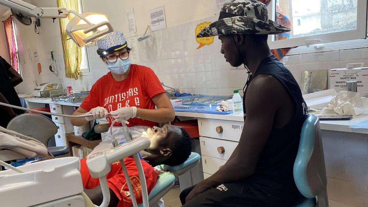 La joven dentista marbellí Lourdes Rudolphi pasa consulta durante su voluntariado en Senegal.