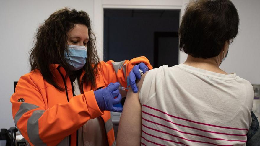 Administración de la vacuna en el centro de salud Santa Elena durante el «maratón». | José Luis Fernández (Archivo)