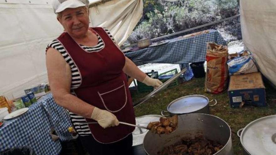 La cocinera muestra el plato con el jabalí como protagonista.  // Bernabé/Cris M.V.