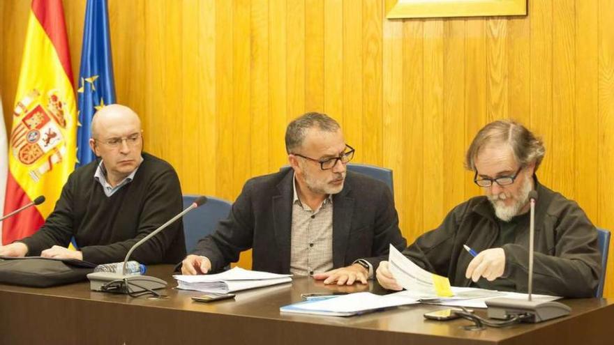 El denunciado, primero por la derecha, con documentos, junto al alcalde, en el medio, y el portavoz del PSOE.