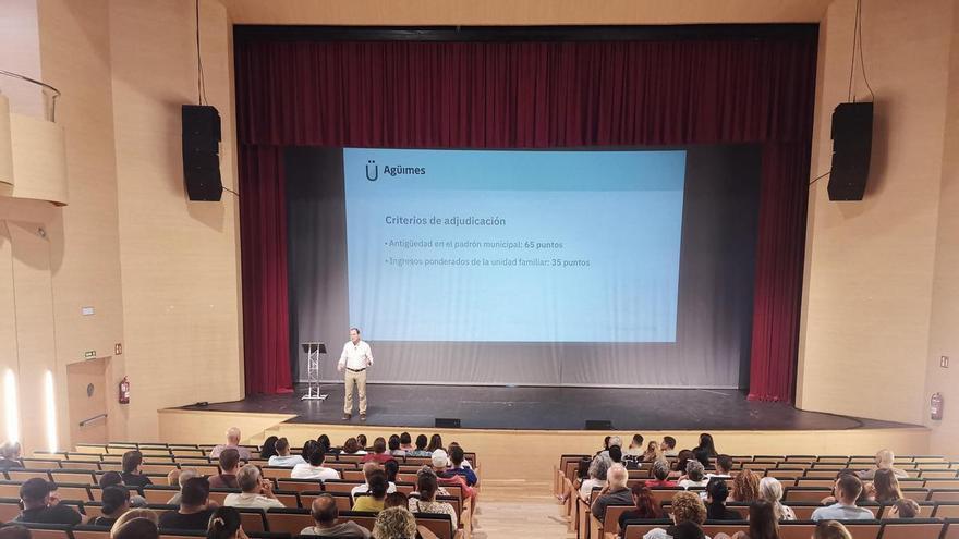 Óscar Hernández explica a los vecinos el plan municipal para construir 1.766 viviendas de alquiler asequible en Agüimes