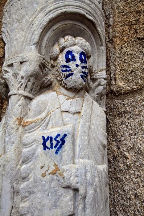 Pintada de Kiss en la Catedral de Santiago
