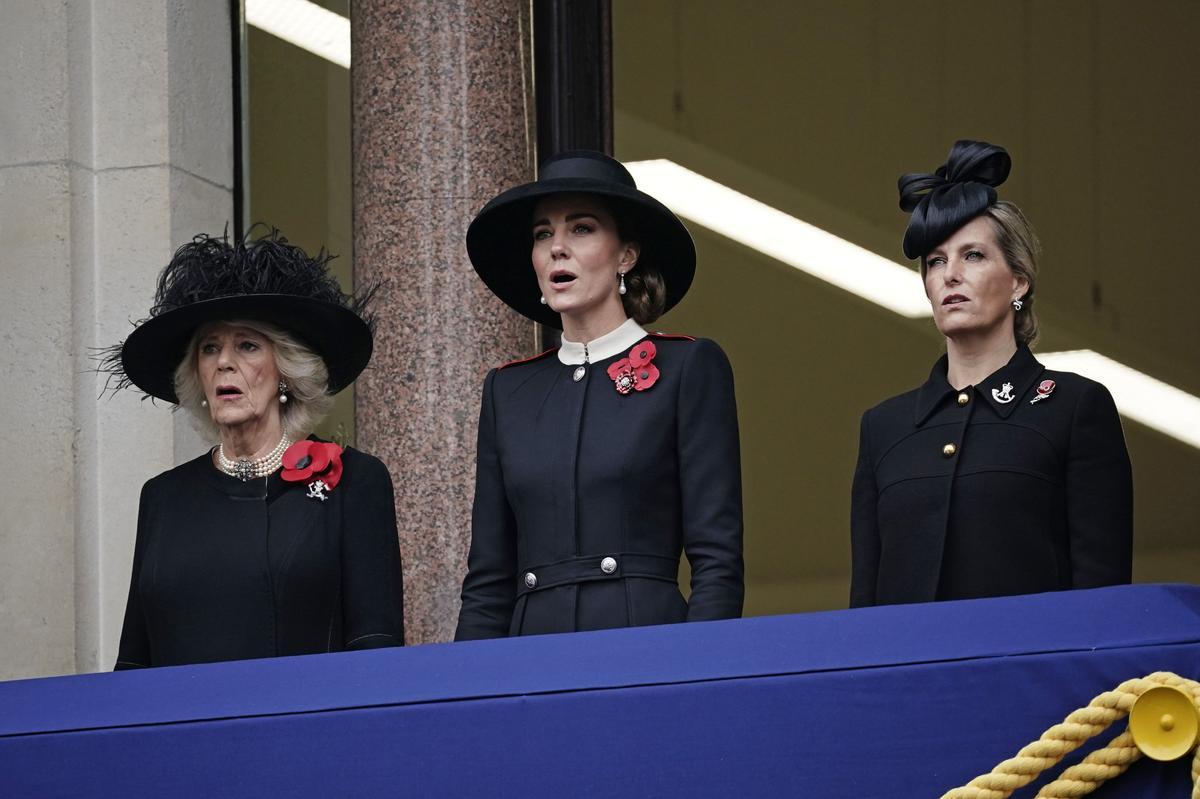 Kate Middleton junto a Camilla Parquer Bowles y Sophie Rhys Jones en el Día del Armisticio