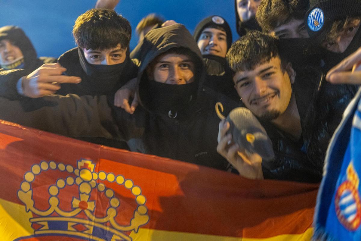 Peluixos de rates a les portes de l'estadi de l'Espanyol aquest dissabte