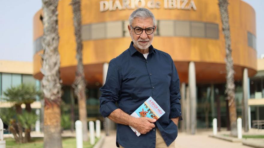 Vicent Marí Tur, 'Botja', con un ejemplar de su nuevo libro en el Diario de Ibiza