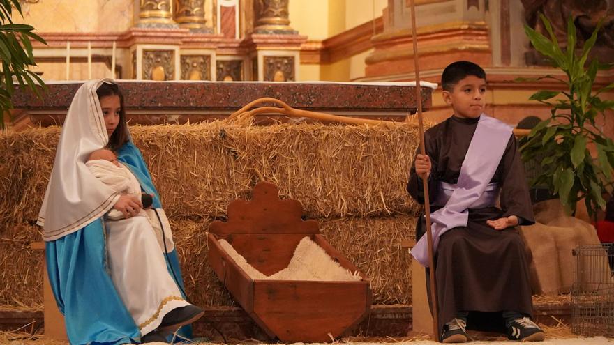 Los pequeños protagonizan el belén viviente de Llucena