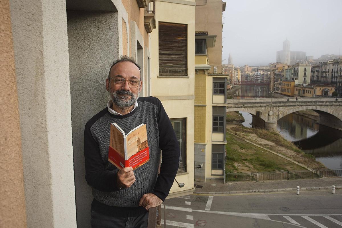Salellas, amb un exemplar de la novel·la.
