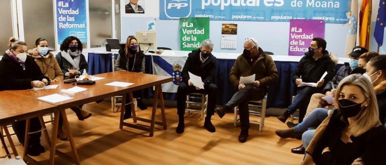 Vicente Verdeal, en el centro, conversando con Alfonso Rueda en una reunión con el grupo municipal.