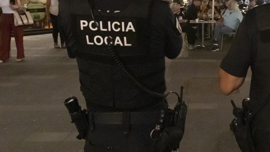 Dos policías locales salvan la vida a una mujer tras sufrir un infarto en Alicante