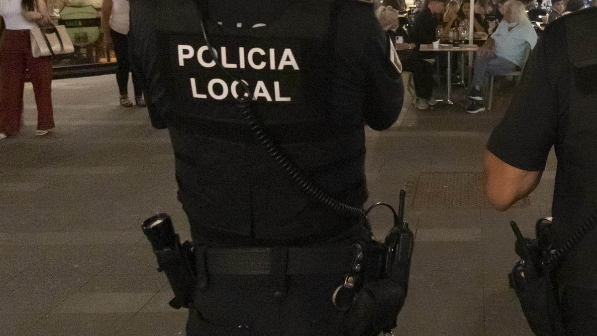 Imagen de archivo de un policía local de servicio en Alicante.