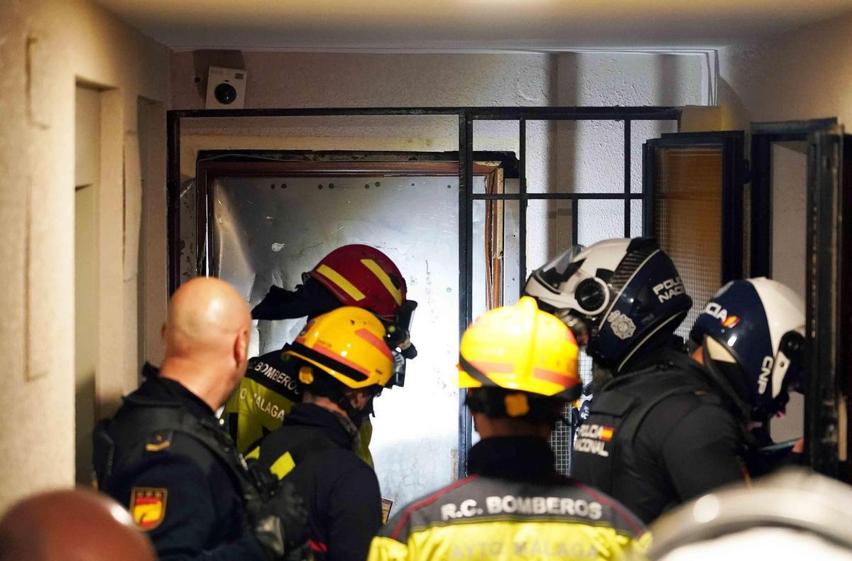 Policías y Bomberos, durante el desahucio.