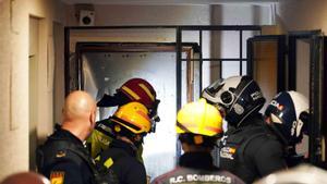 Policías y Bomberos, durante el desahucio.