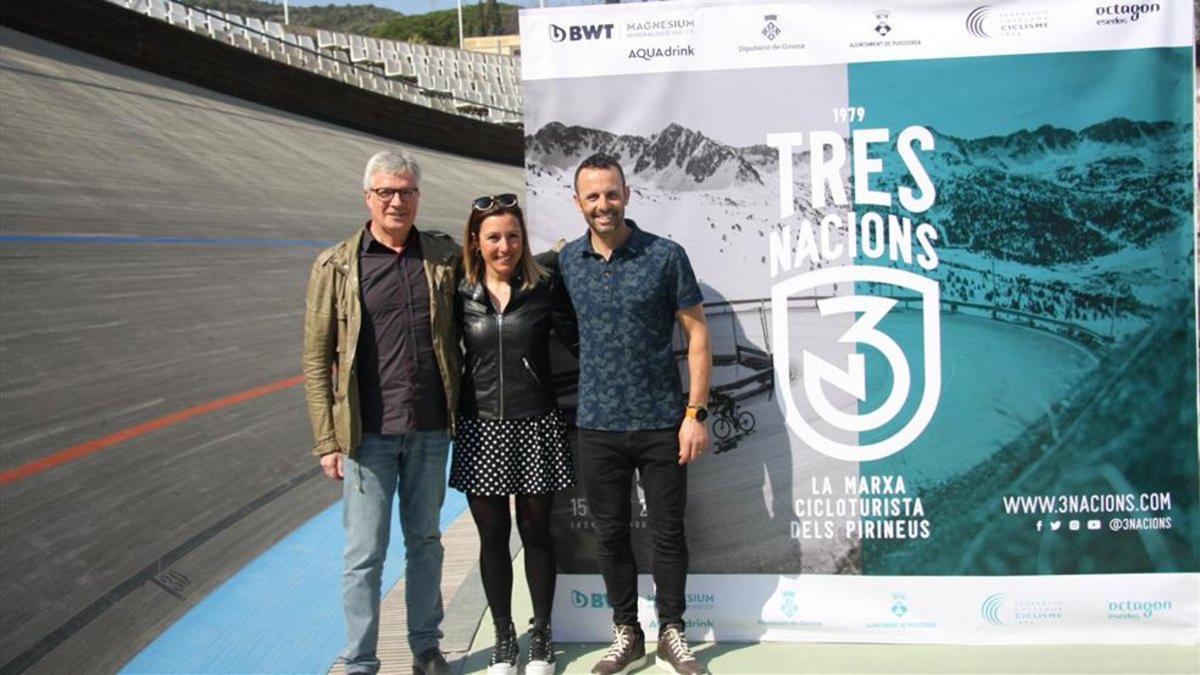 Hermida, junto al presidente de la FCC y la regidora de Deportes de Puigcerdà