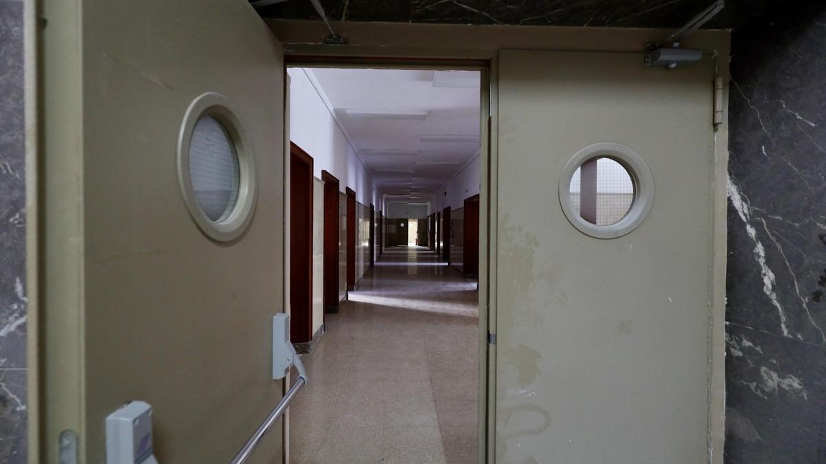 REPORTAJE SOBRE EL ESTADO ACTUAL DE LOS EDIFICIOS DE LOS ANTIGUOS JUZGADOS DE LA PLAZA DEL PILAR. UN FUNCIONARIO DE MANTENIMIENTO EN LA ESCALERA PRINCIPAL.
