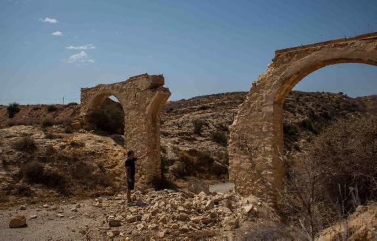 Un vehículo pesado derriba un acueducto de riego de los años 50 en el barranco del Grifo