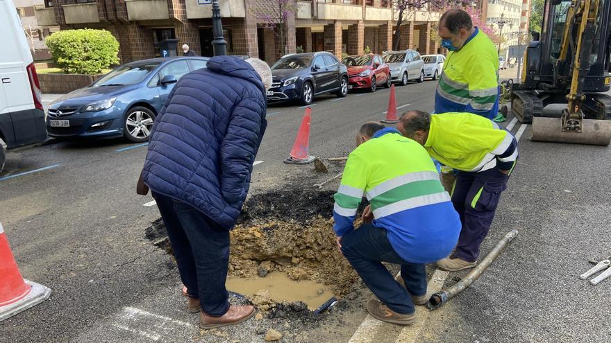 El reventón de una tubería obliga a cortar un carril en Calvo Sotelo