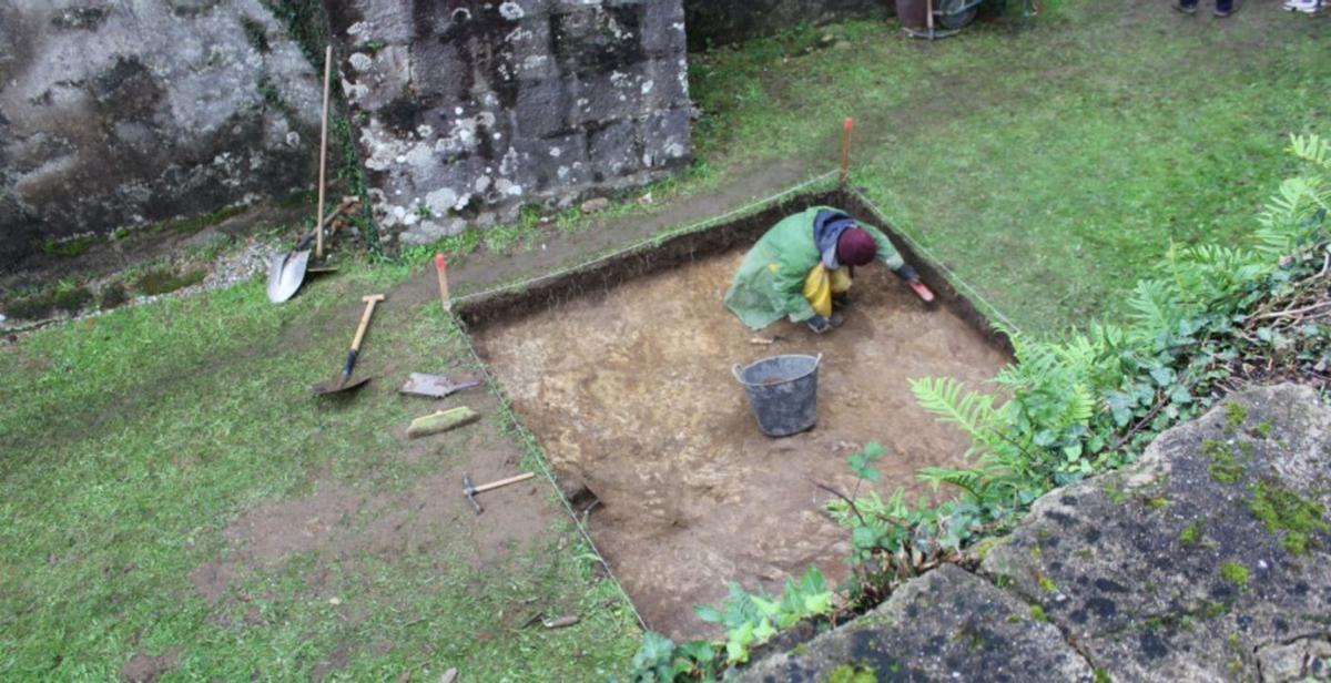 Trabajos de excavación en la fosa del cementerio de Vilacoba, en el municipio de Lousame / histagra