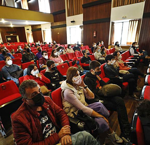 Público asturiano que siguió en directo el lanzamiento de “Lucy” desde la Escuela de Minas de Oviedo.  |  LNE/ L. MURIAS