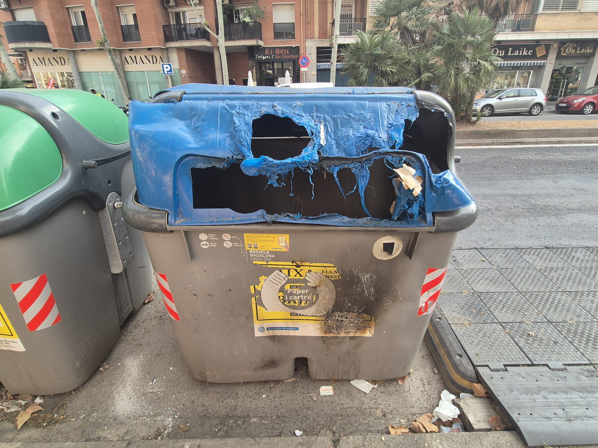 Un contenedor quemado recientemente en la avenida de Joan XXIII de Badalona, limítrofe con Sant Adrià de Besòs