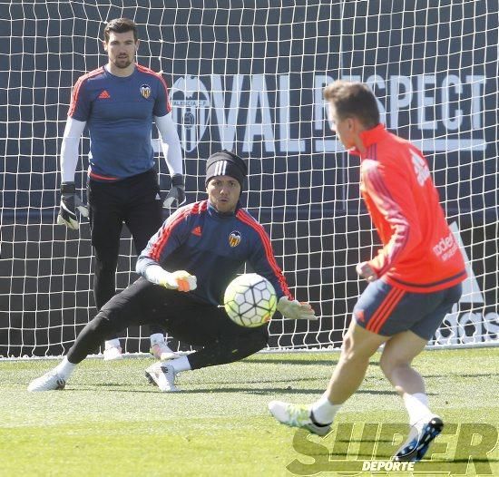 El Valencia CF entrena ante su afición