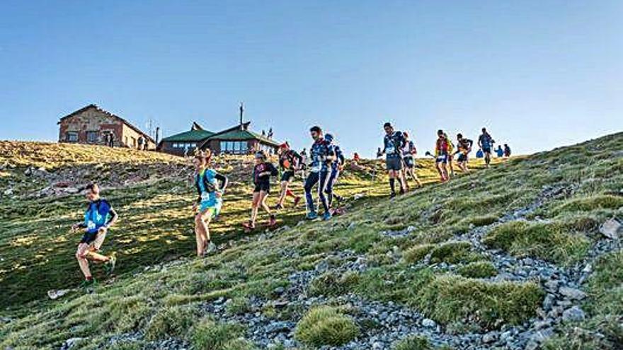 Una munió de corredors passa pel control del Niu de l&#039;Àliga, en la darrera edició de l&#039;Ultra Pirineu, on s&#039;aplega una gran multitud d&#039;aficionats a les curses de muntanya