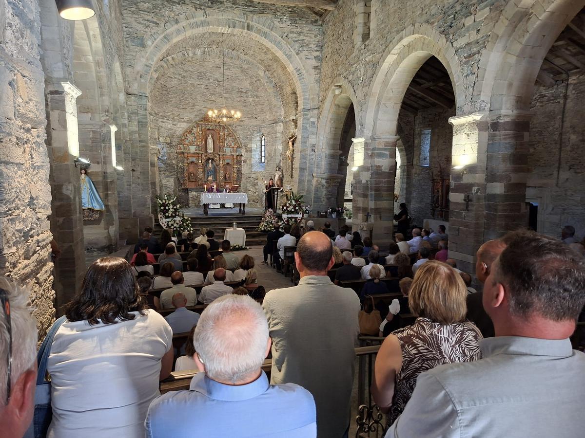En imágenes: La iglesia de Santa María, en Villanueva, se llena para dar el último adiós a Enrique López En imágenes: La iglesia de Santa María, en Villanueva, se llena para dar el último adiós a Enrique López