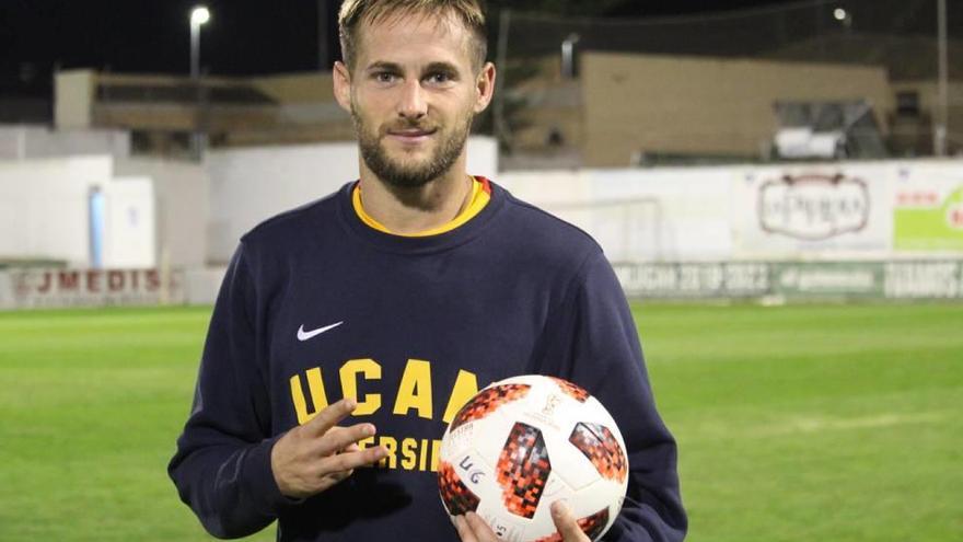 Titi posa con el balón tras marcar tres goles contra el Sanluqueño.