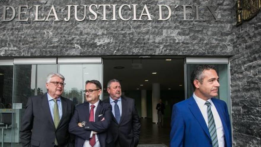 Diego García, acompañado de los consejeros Jaime Oliver y Ramón Segarra, junto al secretario general Juan Pascual, en la «Ciudad de la Justicia de Elche».