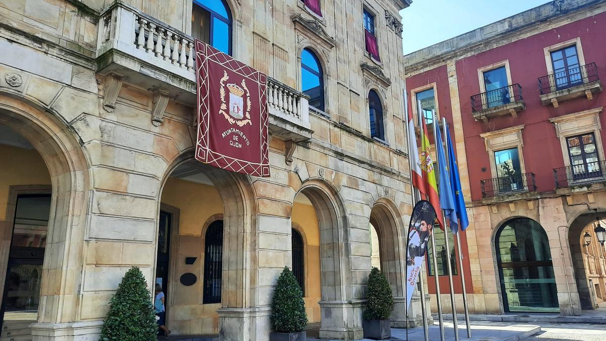 El pendón muncipal, ayer, colgado del balcón principal del Ayuntamiento, con motivo de la Semana Grande. 