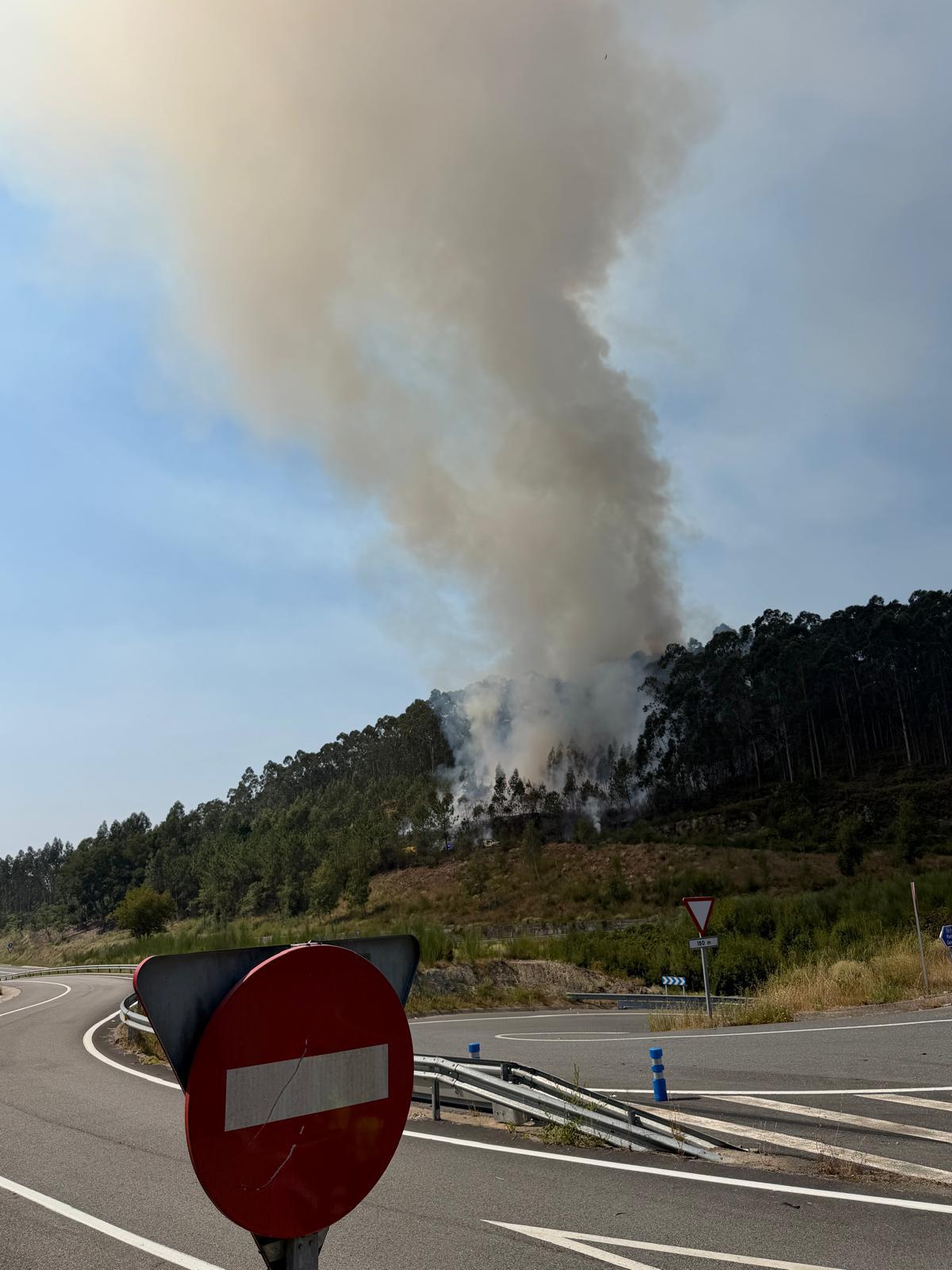 Un incendio junto al Corredor do Morrazo en Meira obliga a movilizar medios aéreos