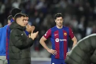 El PSG, el árbitro y los errores propios despiertan al Barça del sueño europeo