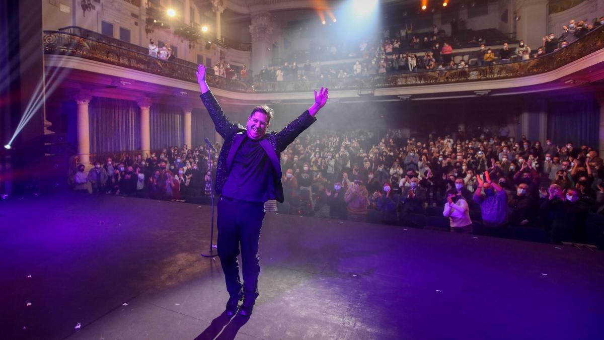 El público ovaciona al artista al final de 'One Man Show'.