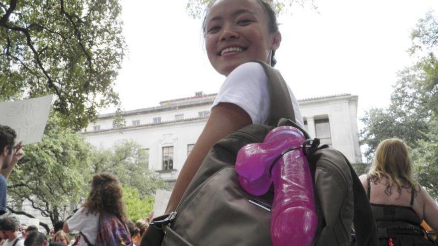 Juguetes sexuales para protestar contra la ley que permite llevar armas en la Universidad de Texas