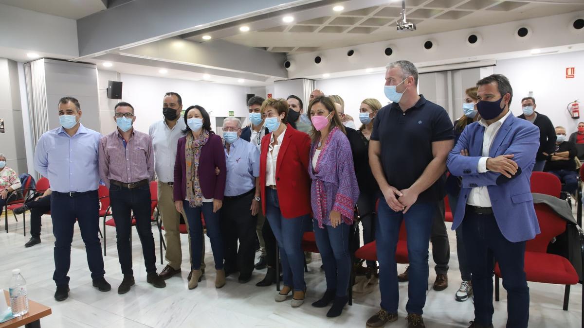 Rafi Crespín, con un grupo de militantes socialistas, en el acto celebrado en la noche del martes.