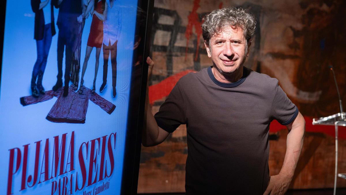 Gabino Diego, este lunes en el Teatro Principal junto al cartel de 'Pijama para seis'.