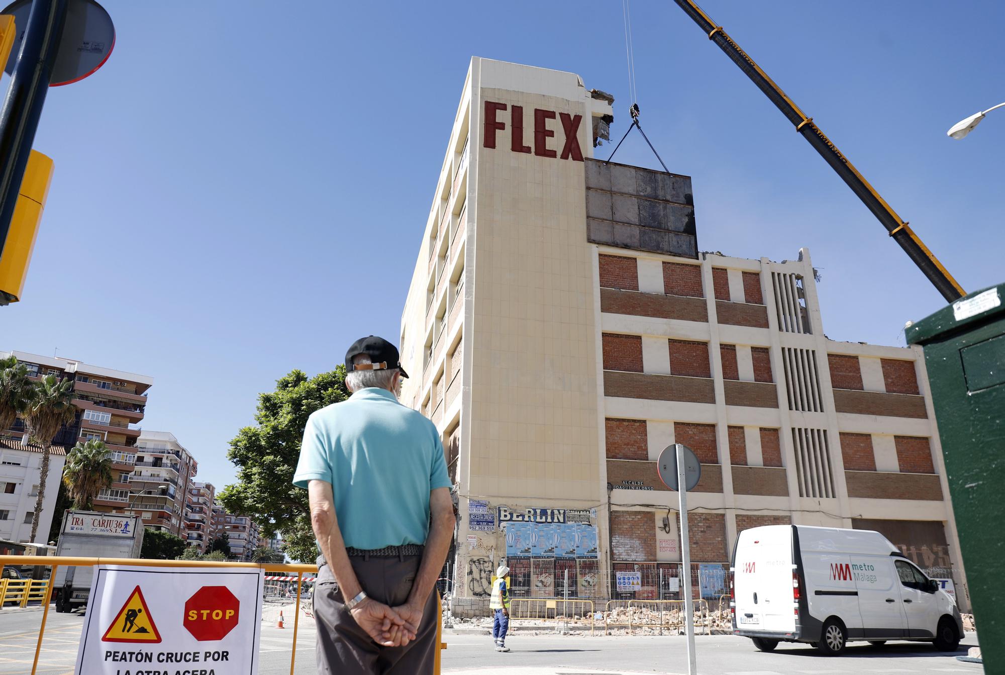 Demolición del antiguo edificio de la Flex en la Carretera de Cádiz.