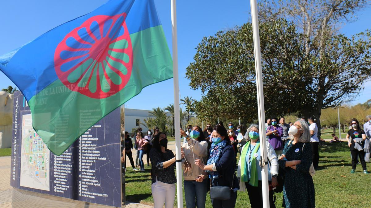 Acto de izado de la bandera del pueblo gitano en la UA.