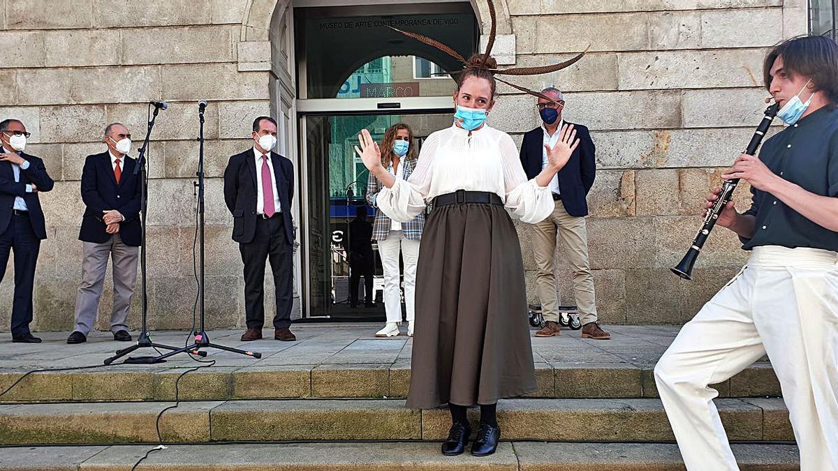 La inauguración arrancó con una actuación teatral y musical.  