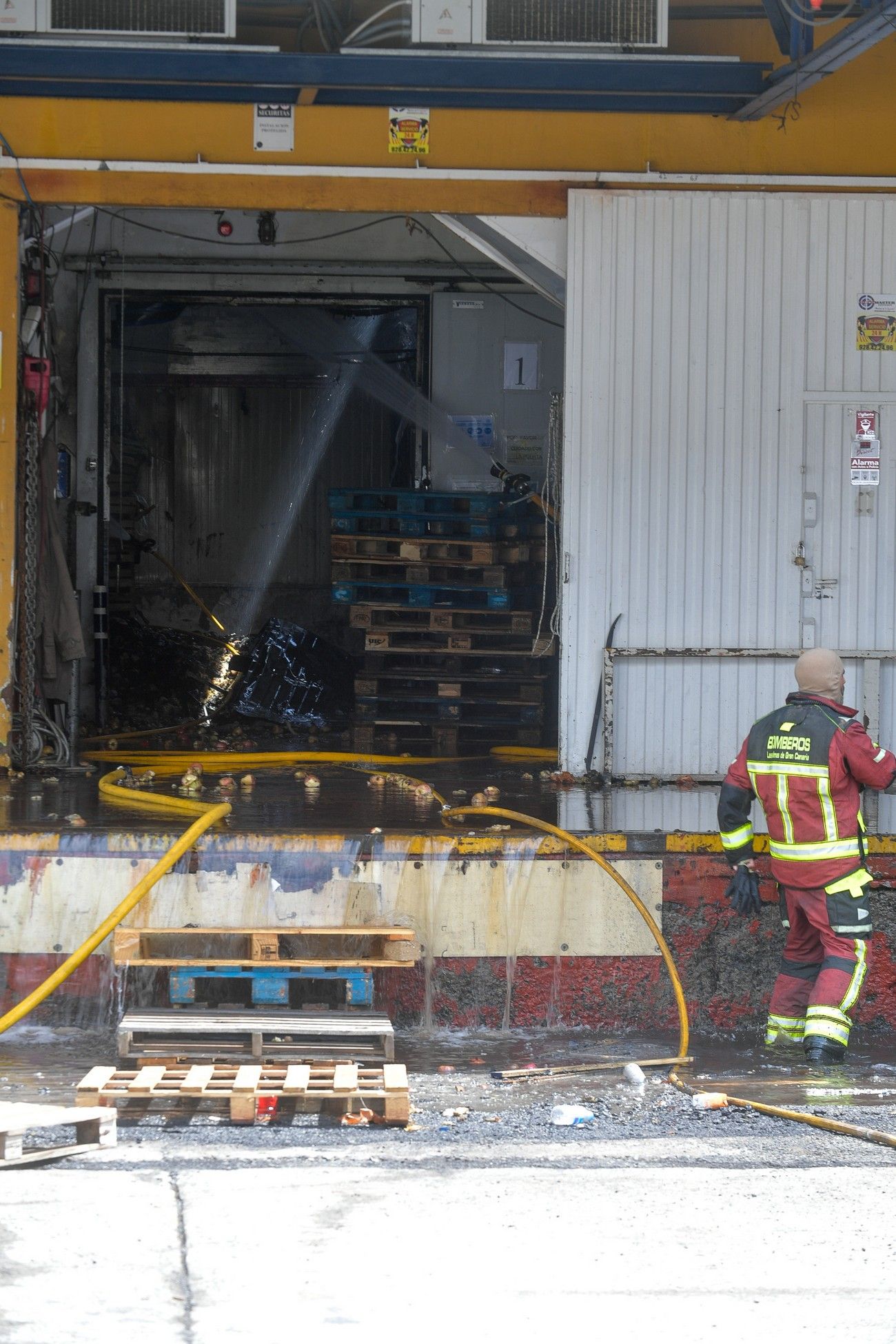 Bomberos de Las Palmas de Gran Canaria controlan el incendio de una nave multiusos en Mercalaspalmas