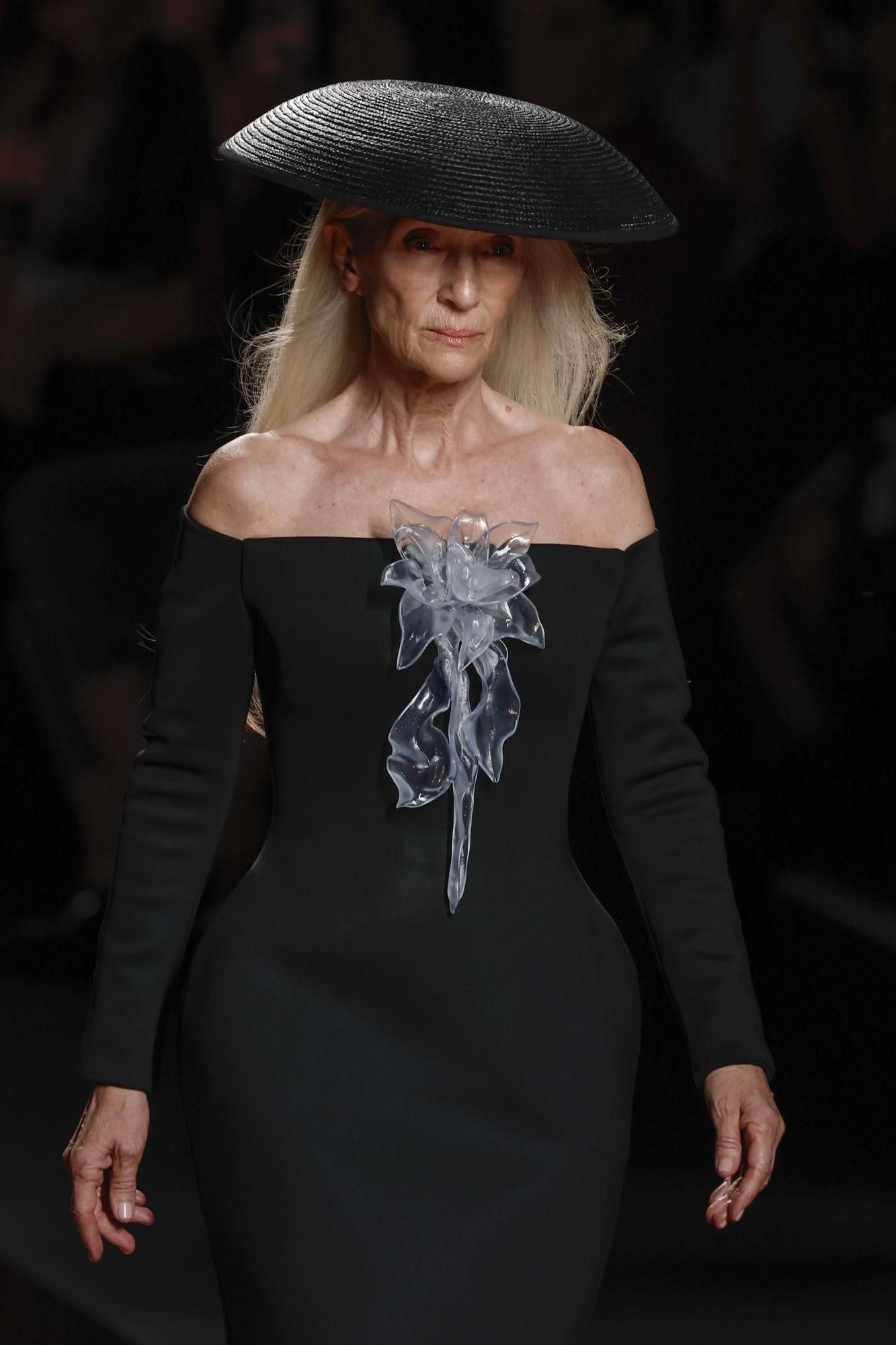 Isabel Sanchis tiñe de verde y rosa la pasarela madrileña