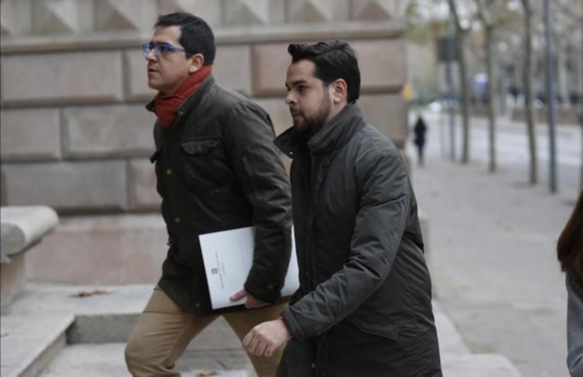 El vicepresidente segundo de la Mesa del Parlament, José María Espejo-Saavedra (izquierda) y el dirigente de Ciutadans Fernando de Páramo, este lunes a su llegada al TSJC.