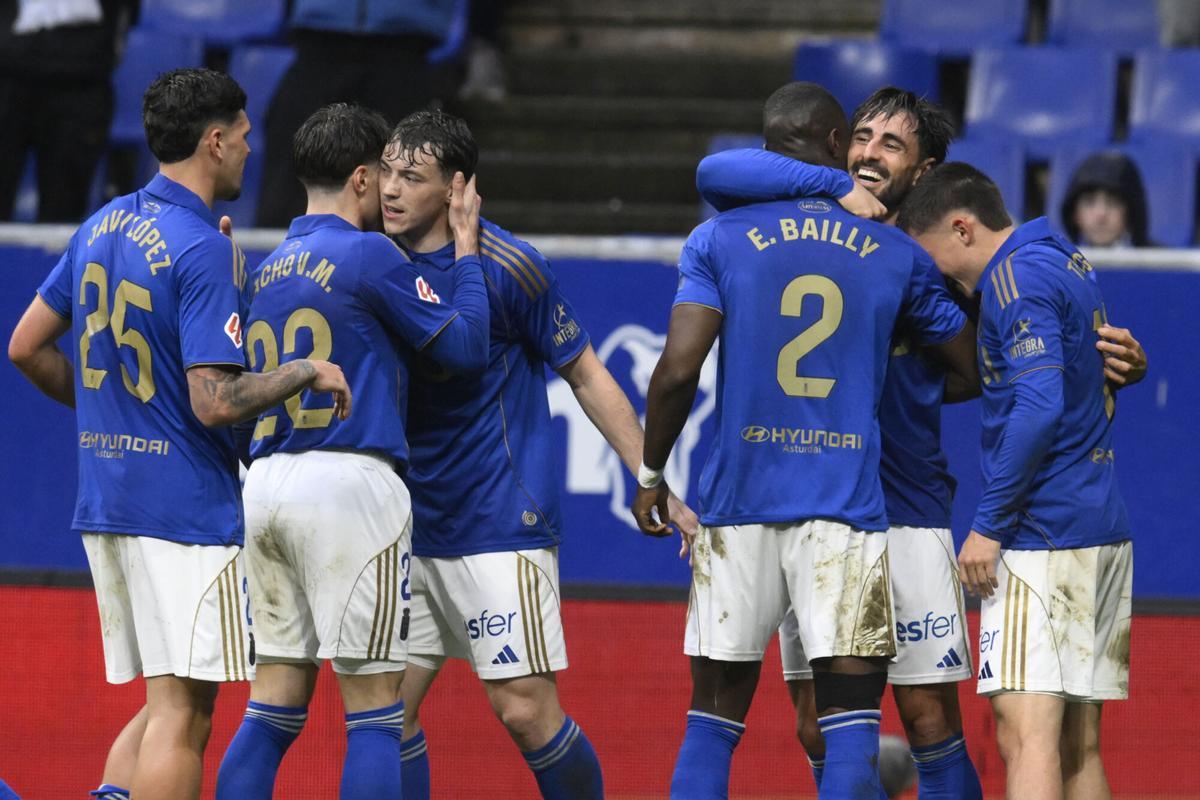 OVIEDO, 14/03/2026.- El defensa del Oviedo David Costas (2d) celebra tras anotar el primer gol del equipo durante el partido de la jornada 28 de LaLiga EA Sports que disputan el Real Oviedo y el Valencia CF este sábado, en el estadio Carlos Tartiere de Oviedo. EFE/ Eloy Alonso
