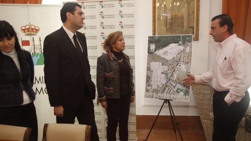 Alberto Castro con Rosa Valdeón en el ayuntamiento.