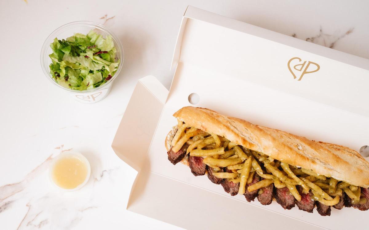 El bocadillo, acompañado aquí de la ensalada verde y la vinagreta.