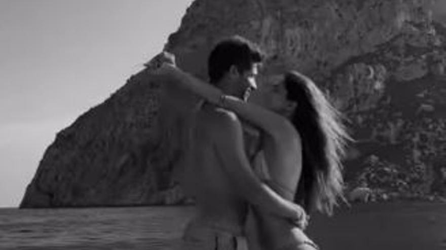 Sergi Roberto y su mujer, la modelo Coral Simanovich, muestran su amor frente a es Vedrà