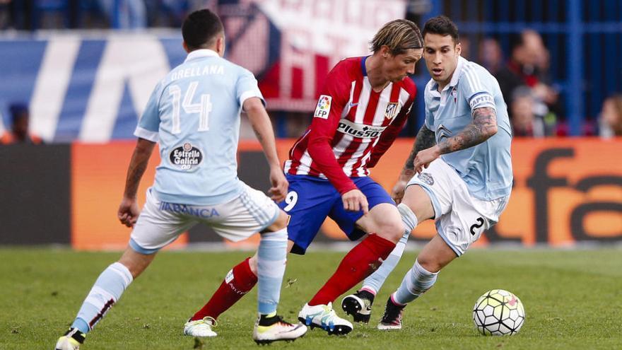 Mallo marca a Torres en el último partido ante el Atlético. // Reuters