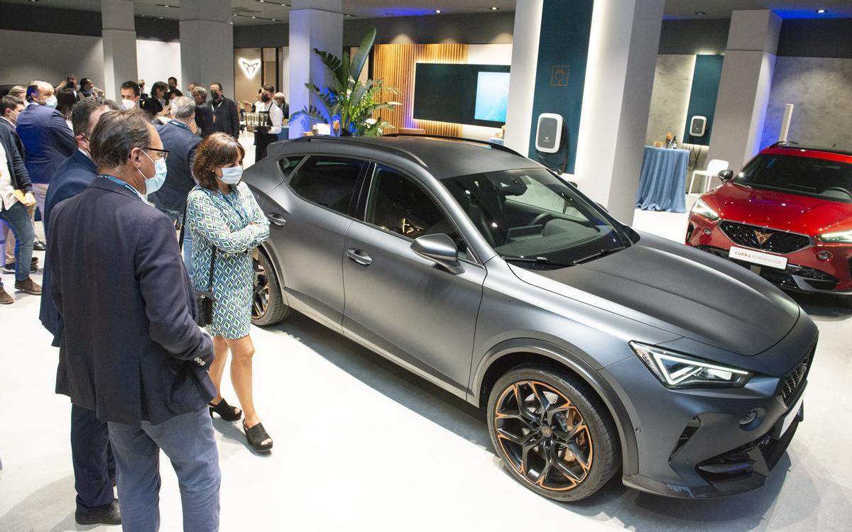 La gama Cupra es la protagonista de unas instalaciones caracterizadas por un ambiente de marcada y exclusiva deportividad.y