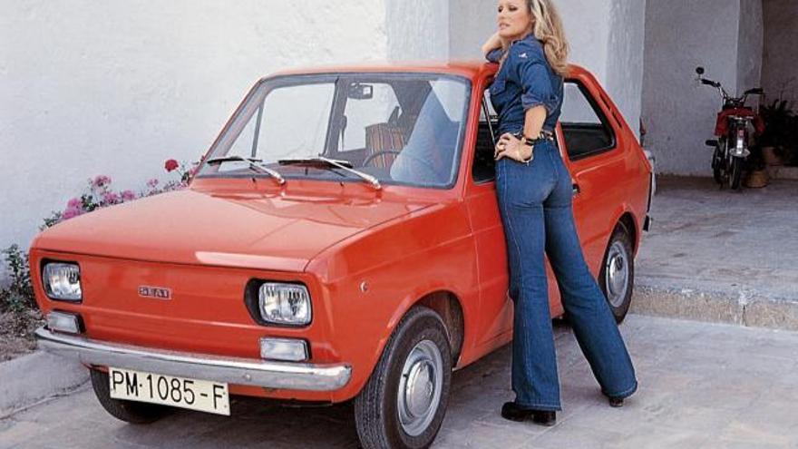 Ursula Andress y el Seat 133.