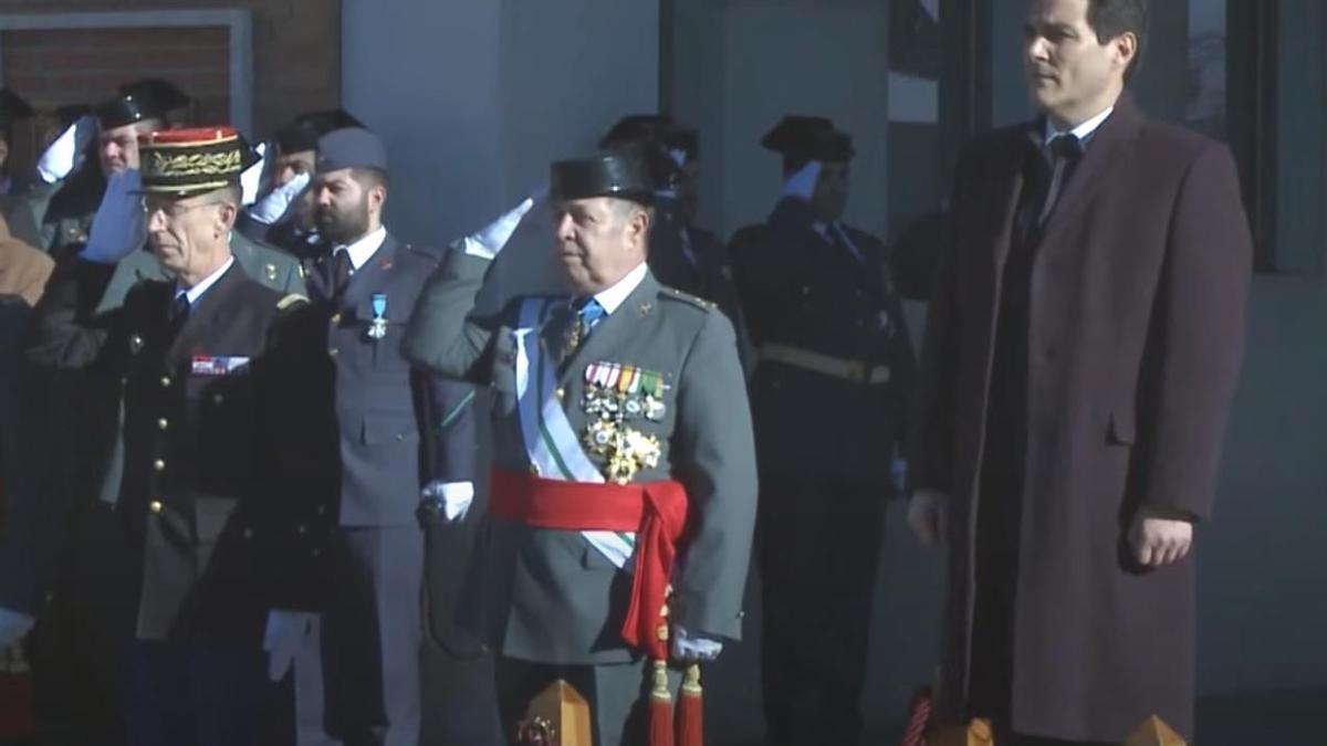 El teniente general Jarava, en la jura Bandera de la 100ª Promoción Colegio Guardias Jóvenes de, Valdemoro. A su izquierda, el entonces secretario de Estado de Seguridad, José Antonio Nieto