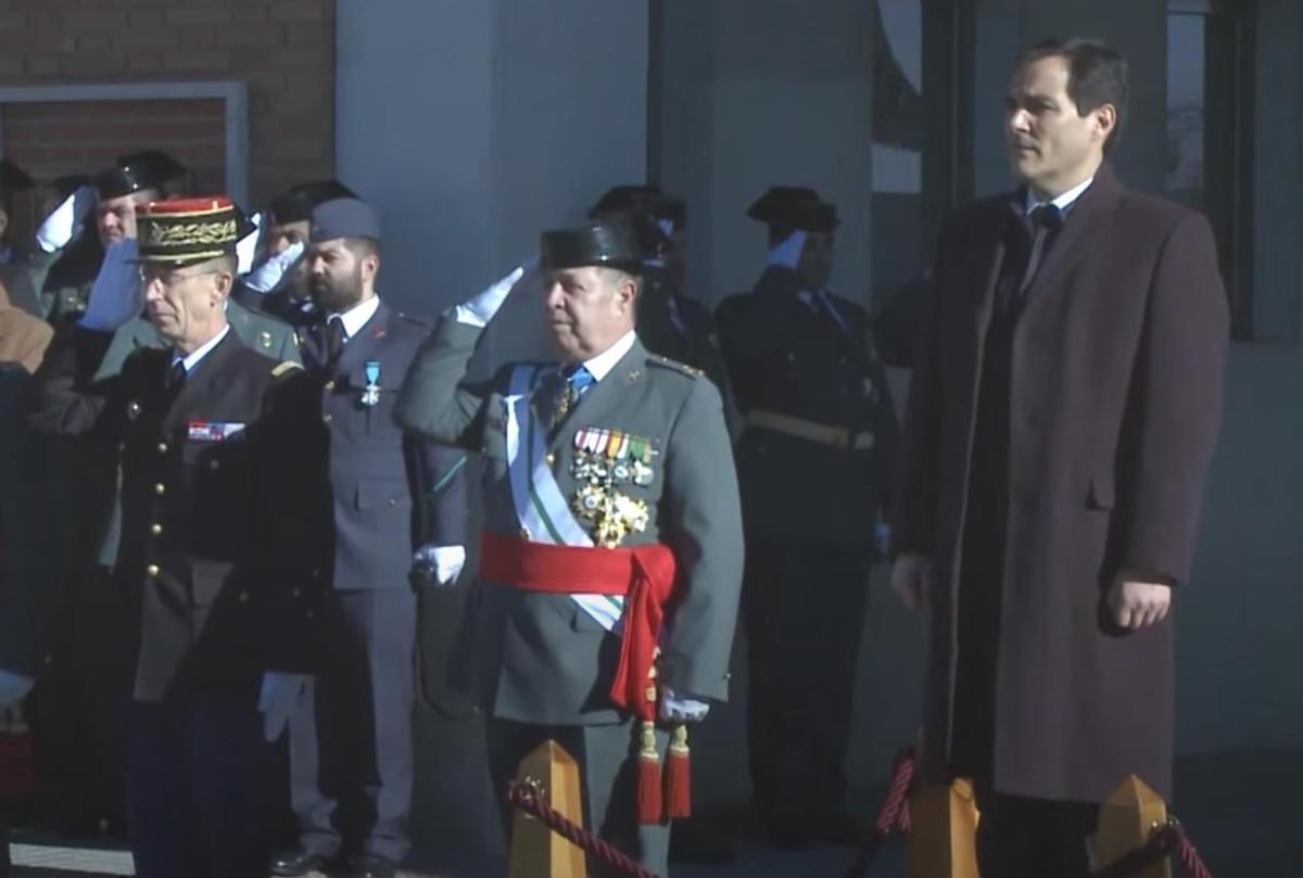 El teniente general Jarava, en la jura Bandera de la 100ª Promoción Colegio Guardias Jóvenes de Valdemoro. A su izquierda, el entonces secretario de Estado de Seguridad, José Antonio Nieto.